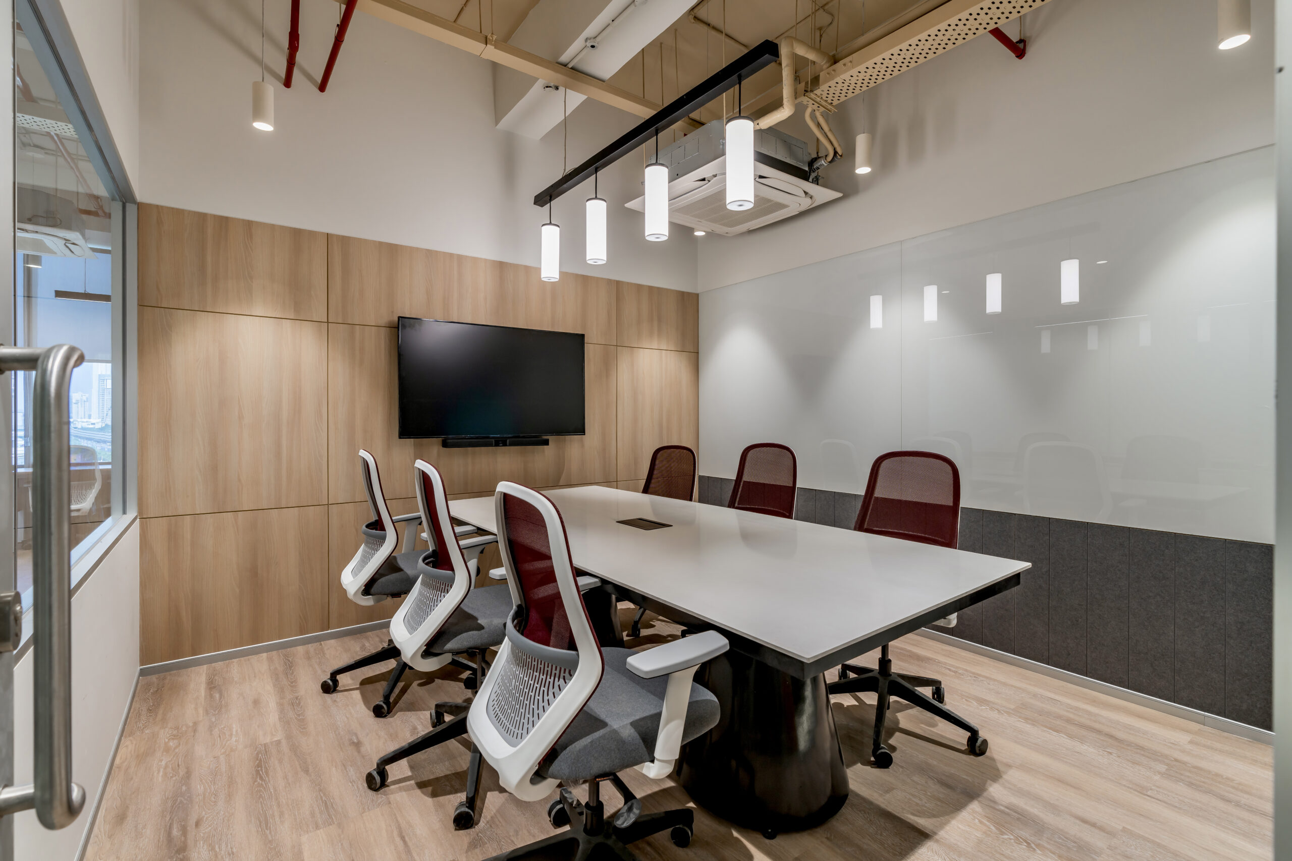 Coworking Spaces vs. Home Offices: Which Is Better?